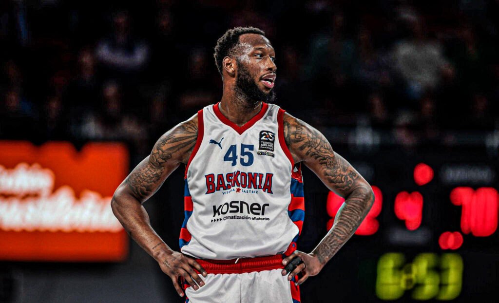 Olympiacos Targets Donta Hall in Talks with Baskonia