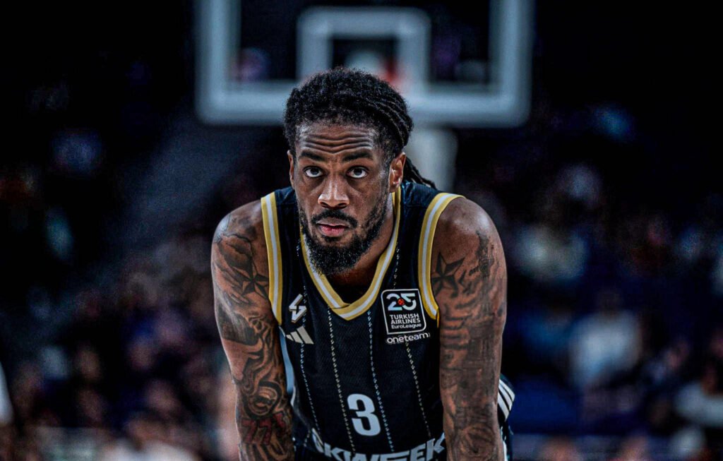 Paris Lee Unterschreibt Bei UNICS Mit 1+1-Vertrag